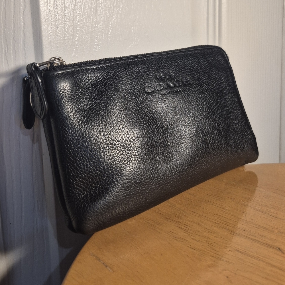 Coach New York Black Leather Wallet / Wristlet With Gold Toned Hardware - Picture 3 of 12